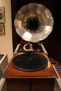 Grammofono_pathe,_modele_G,_del_1904-05,_museo_caruso_02